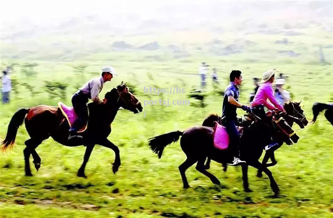 马术比赛暴风骤雨下进行勇士不惧疲惫